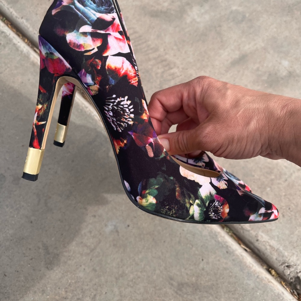 Guess floral/black pumps with gorgeous gold detail in heel.